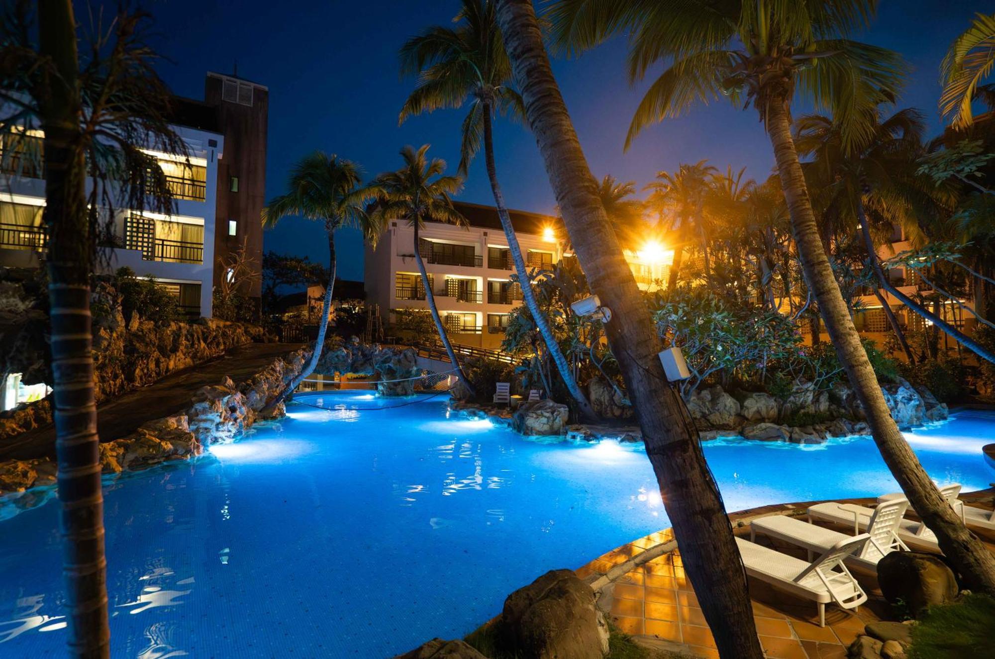 Yoho Beach Resort Kenting Старе місто Хенчун Екстер'єр фото The pool at the Hard Rock Hotel
