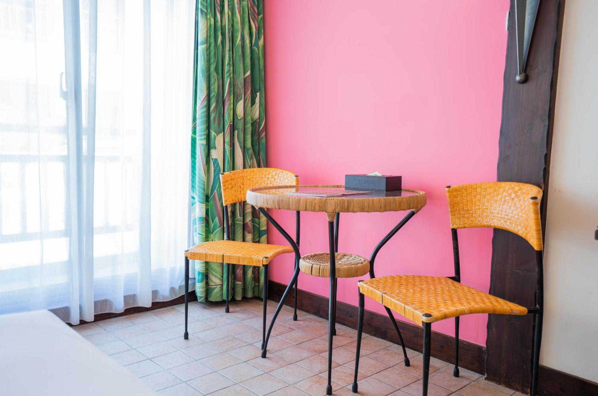 Yoho Beach Resort Kenting Старе місто Хенчун Екстер'єр фото A table and two chairs