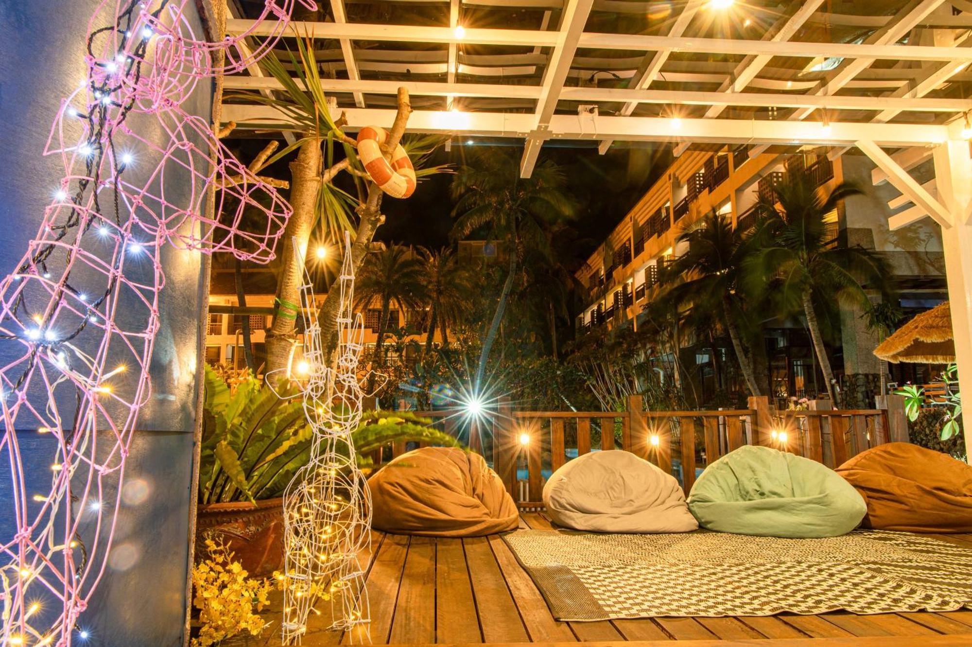 Yoho Beach Resort Kenting Старе місто Хенчун Екстер'єр фото The interior of a rooftop bar in Bangkok, Thailand